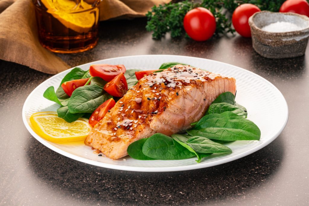 Baked or fried salmon and salad, régime dash 