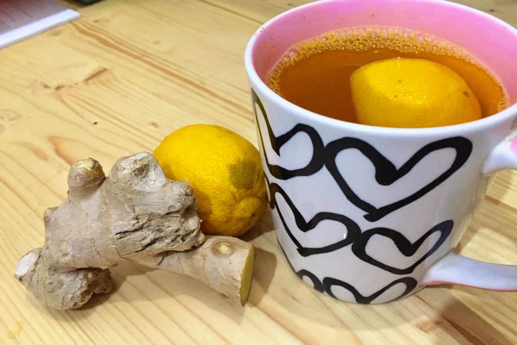 Lemon, ginger and turmeric tea contre le coup de froid
