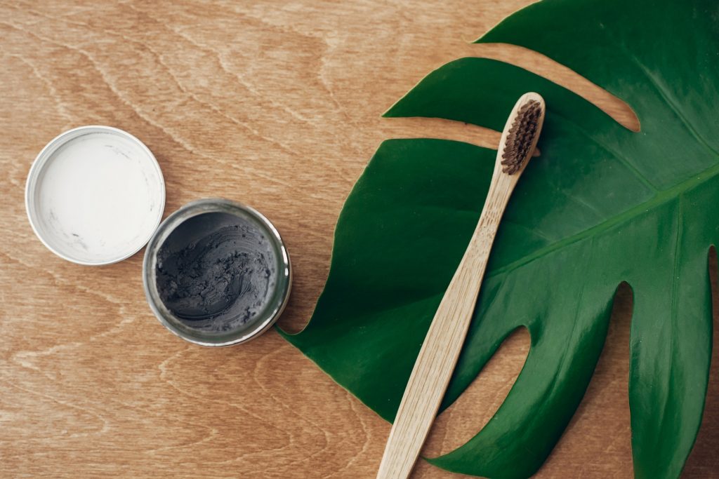 blanchiment dentaire naturel avec du charbon actif